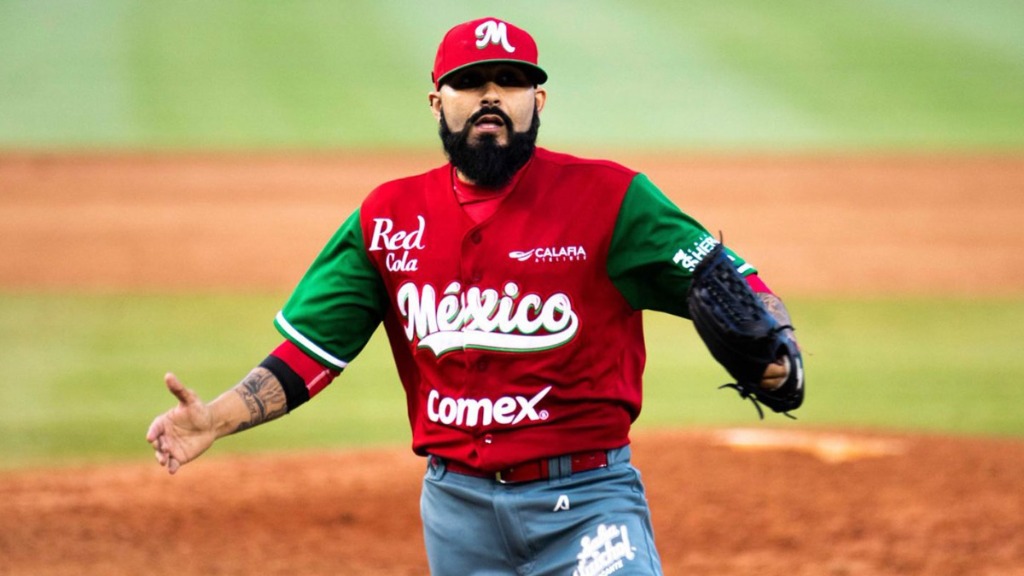 セルヒオ・ロモがカリビアンシリーズの開幕戦で始球式を行う。